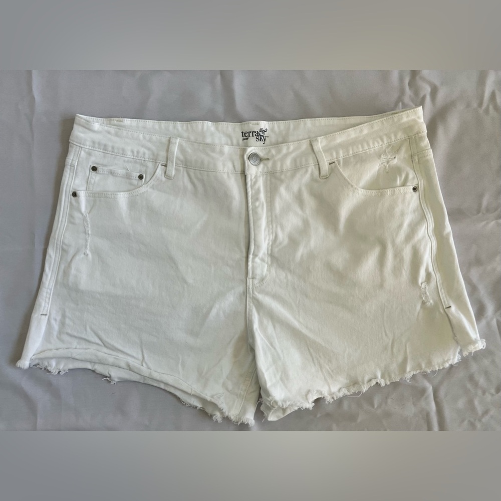 Terra & Sky Womens Mid Rise Distressed Denim Shorts in Classic White Sz 20W